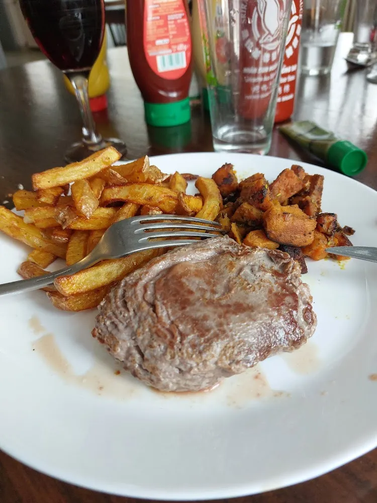 Feuilleté de Boeuf Sauce Au Poivre Frites Patates Douces