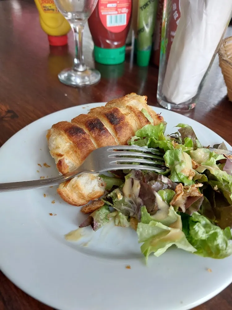 Roulé Au Fromage Et Salade Verte